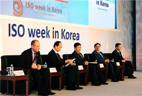 [포토]윤상직 장관, 국제표준화기구 서울 총회 개최