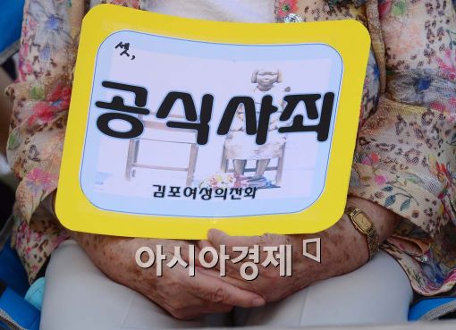 [포토]주름진 손 위에 놓인 소원 