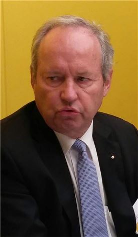 제롬 스톨 르노그룹 부회장이 15일 프랑크푸르트모터쇼에서 한국 기자들과 대화를 나누고 있다.
