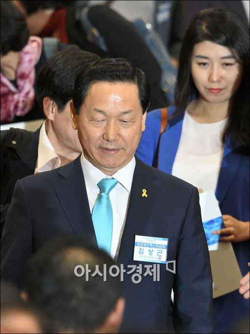 [포토]중앙위 참석하는 김상곤 위원장