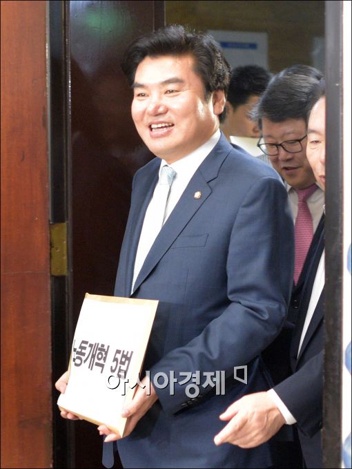 [포토]노동개혁 법안 제출하는 원유철 원내대표