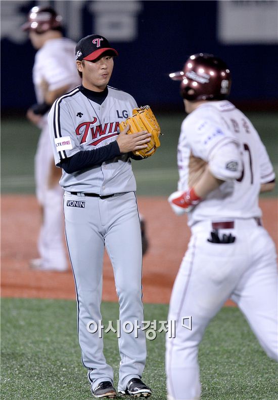 [포토]우규민, '병살 수비 좋았어'