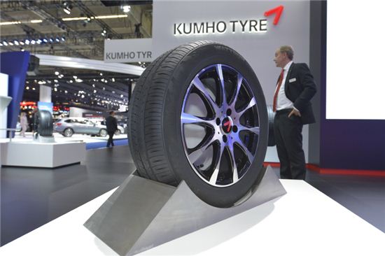 금호타이어, 독일서 전기차 전용타이어 '와트런' 공개