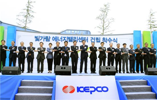 한국전력은 16일 나주에서 에너지밸리센터 건립 착수식을 개최했다. 안홍렬 한전 상임감사, 강인규 나주시장, 이낙연 전남도지사, 조환익 한전 사장, 우범기 광주광역시 부시장, 유상희 전력거래소 이사장(왼쪽 일곱번째부터)