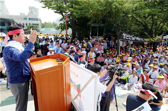 정찬민 용인시장이 지난달 31일 평택시청 앞에서 용인지역 주민 700여명과 함께 상수원보호구역 해제를 촉구하는 집회를 갖고 있다. 