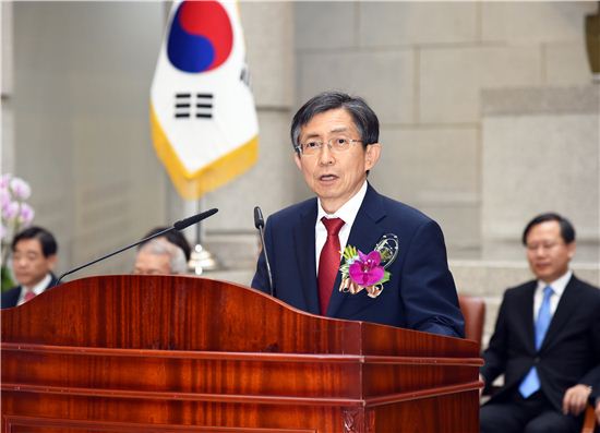 검찰,'원세훈 재판 주심' 민일영 전 대법관 비공개 참고인 조사