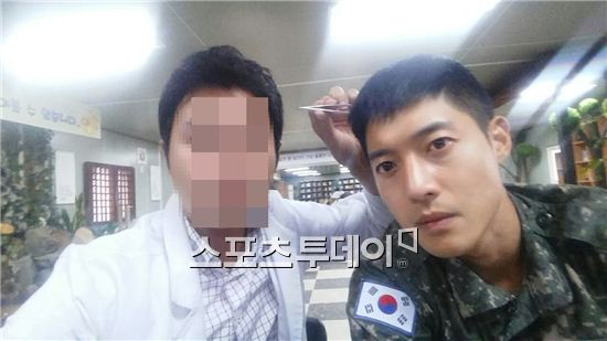 김현중이 친자확인 DNA검사를 위해 머리카락을 채취하는 모습. 사진=김현중 측 법률대리인 이재만 변호사 제공