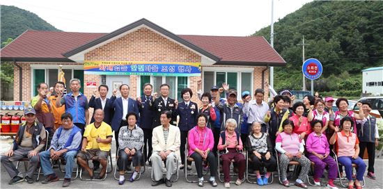 <화순소방서가 '화재 없는 안전마을'로 지정한 도암면 우치마을 주민들이 참석 인사들과 기념촬영을  하고 있다.>