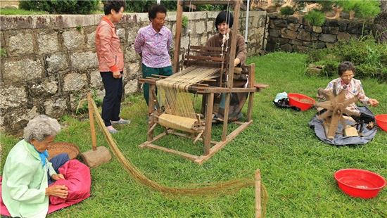 “죽산댁 밤새 삼베 짜던 시절, 가슴 아리죠?”