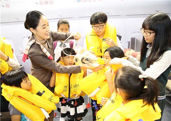 아시아나항공이 17일 2015 대한민국 교육기부 행복 박람회(일산 킨텍스 제 1전시장)에 참여했다. 아시아나항공 전시관에서 참가자들이 아시아나항공 승무원들에게 구명장비 사용법 등 비행 안전 교육을 받고 있다.

