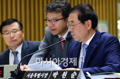 [포토]관계자들과 대화 나누는 박원순 시장