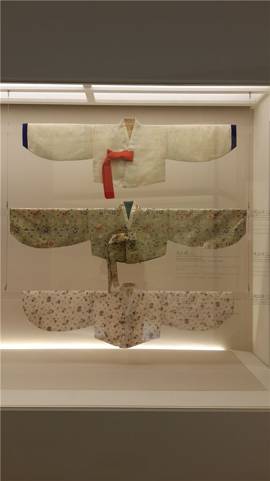 1930년대, 50년대, 60년대 저고리. (위에서 부터)