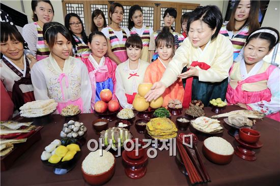 [포토]추석차례상 차리기 체험하는 이주여성들