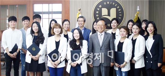 호남대학교(총장 서강석)는 17일 본부동 3층 총장실에서 강지희(의상디자인학과·3년), 양동재(항공서비스학과·1년) 등 15명의 입학홍보대사에 임명장을 수여했다.
