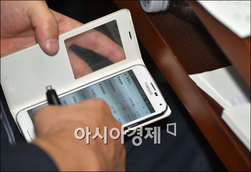 [포토]지수 확인하는 김학현 공정위 부위원장