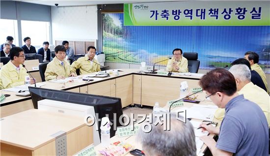 이동필 농림축산식품부 장관이 17일 오후 전남도청 가축방역대책 상활실을 찾아 최근 나주시와 강진군에서 AI 감염이 의심되는 오리가 나와 긴급방역대책 회의를 주재하고 있다. 사진제공=전남도