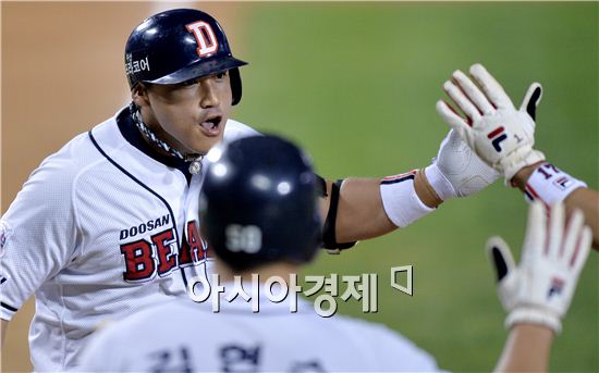 [포토]홍성흔, '내가 만루 홈런 넘겼어!'