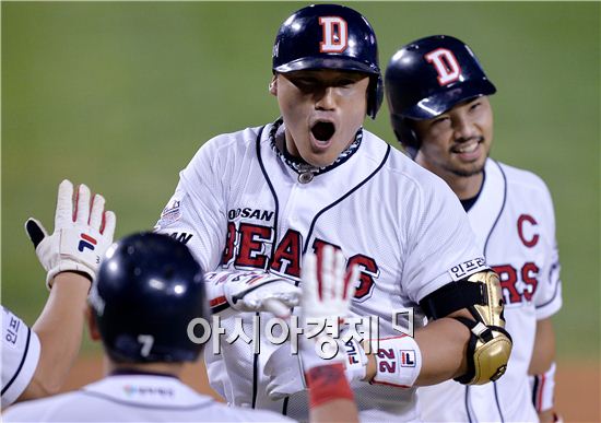 [포토]오재원, '형님, 만루 홈런 그리도 좋소~'