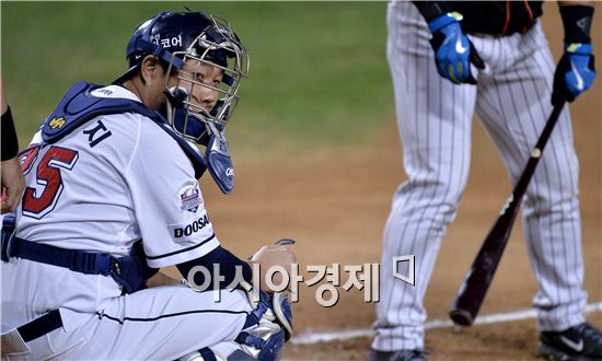 [포토]양의지, '무슨 사인 낼까요'