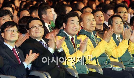 신원섭 산림청장, 이동필 농림축산식품부 장관, 담양세계대나무박람회 공동 조직위원장인 이낙연 전남도지사ㆍ이만의 전 장관ㆍ 최형식 담양군수(왼쪽부터) 등이 17일 담양군 담양읍 추성경기장에서 ‘대숲에서 찾은 녹색미래’를 주제로 열린 죽향의 향연 ‘2015 담양세계대나무박람회 개막식’에서 축하 박수를 치고 있다. 대나무를 주제로 한 최초의 박람회는 17일부터 10월 31일까지 45일간 죽녹원과 전남도립대 등 담양군 곳곳에서 열린다. 사진제공=전남도