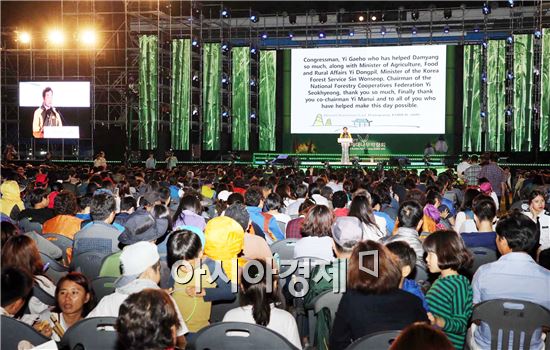 이낙연 전남도지사가 17일 담양군 담양읍 추성경기장에서 ‘대숲에서 찾은 녹색미래’를 주제로 열린 죽향의 향연 ‘2015 담양세계대나무박람회 개막식’에 참석, 축사를 하고 있다.사진제공=전남도