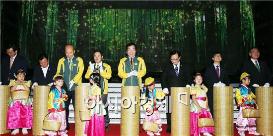 ‘대숲에서 찾은 녹색미래’를 주제로 열린 죽향의 향연 2015 담양세계대나무박람회 개막식이 17일 담양군 담양읍 추성경기장에서 열린 가운데 (왼쪽 세 번째부터)담양세계대나무박람회 공동 조직위원장인 이만의 전 장관ㆍ최형식 담양군수ㆍ이낙연 전남도지사, 이동필 농림축산식품부 장관, 신원섭 산림청장, 이개호 국회의원 등 참석자들이 대나무 씨앗을 바구니에 넣는 퍼포먼스를 하고 있다. 대나무를 주제로 한 최초의 박람회는 17일부터 10월 31일까지 45일간 죽녹원과 전남도립대 등 담양군 곳곳에서 열린다.