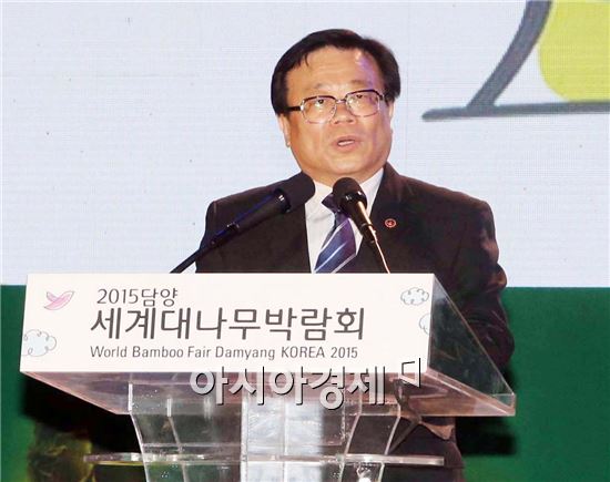 이동필 농림축산식품부 장관이 17일 담양군 담양읍 추성경기장에서 ‘대숲에서 찾은 녹색미래’를 주제로 열린 죽향의 향연 ‘2015 담양세계대나무박람회 개막식’에서 축사를 하고 있다.사진제공=전남도