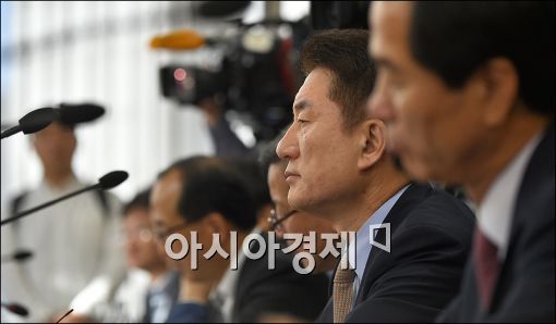 [포토]굳은 표정의 장병화 한은 부총재