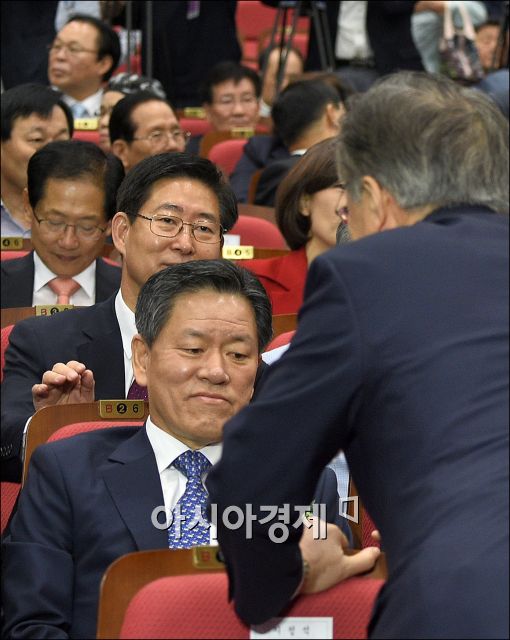 [포토]악수 청하는 문재인 대표