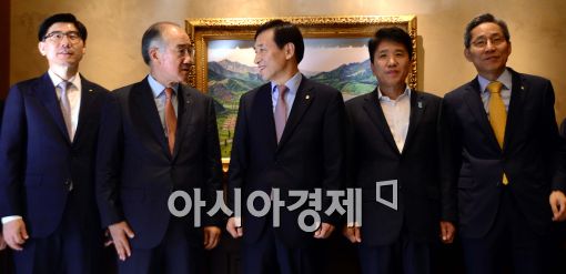 [포토]금융협의회 개최, 이주열 총재에 대화 나누는 시중은행장들