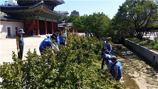 삼성물산 리조트·건설부문 임직원이 가족과 함께 창덕궁에서 청소를 하고 있다. (사진제공 : 삼성물산)