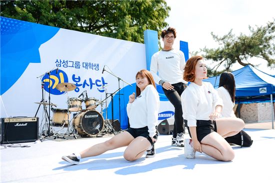 삼성그룹 대학생 끼봉사단 댄스 동아리 BEST(성균관대)가 19일 충남에서 공연을 하고 있다. (사진제공 : 삼성)
