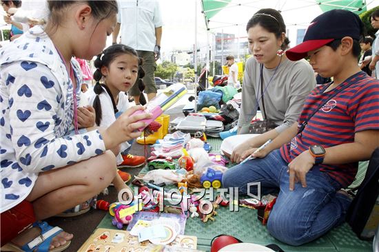 광주 북구청(청장 송광운) 광장에서 19일 우리두리 공유장터가 열려 참가한 단체와 가족들이 자신들이 가져온 물품을 저렴한 가격에 판매하고 있다. 