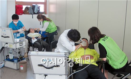 K-water 함평수도관리단(단장 김진영)은 함평군의 적극적인 협조로 20일 함평군 노인복지관에서 '2015년 사랑나눔 의료봉사활동'를 실시했다.
