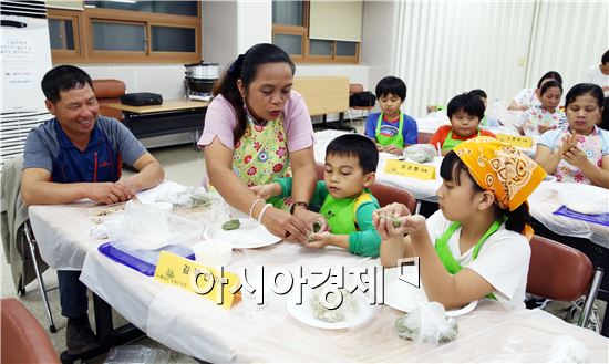 해남군(군수 박철환)은 지난 18일 다문화 가정 어린이와 가족 등 50여명이 참가한 가운데 추석 명절 송편빚기 행사를 가졌다.   