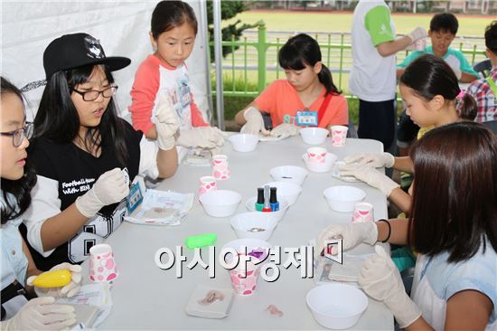 전라남도교육청(교육감 장만채) 소속 ‘화학을 사랑하는 사람들의 모임’(약칭 화사모)은 어린 꿈나무들을 대상으로 우리 주변에 흔한 플라스틱에 대한 내용을 더 쉽게 이해하고 그 원리를 즐겁게 체험하도록 2015 열려라! 즐거운 화학세상 체험 축제를  19일 여수석유화학고에서 열어 450여명의 여수 관내 초등학생이 참여하는 가운데 성황리에 종료됐다.

