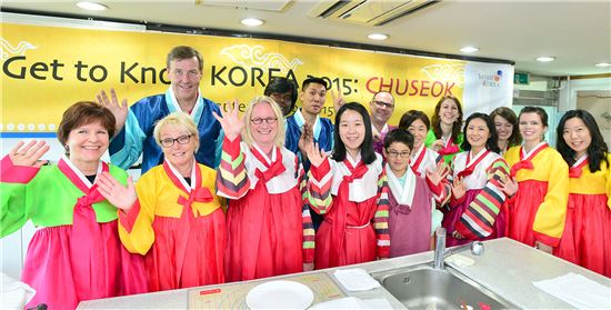 KOTRA는 19일 서울 종로구의 떡 박물관에서 주한 외국인을 대상으로 한국문화 체험행사인 'Get to Know KOREA 2015'를 개최했다. 행사에 참여한 참가자들이 단체사진을 촬영하고 있다.
