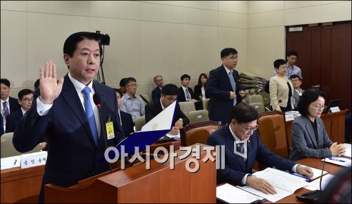 [포토]증인선서하는 송재훈 삼성병원장