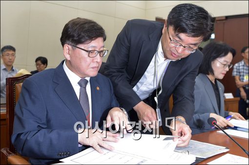 [포토]보고 받는 정진엽 장관