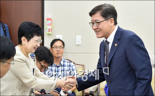 [포토]악수하는 정진엽·안명옥