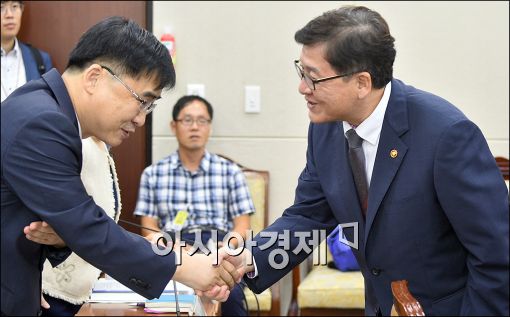 [포토]악수하는 정진엽·김우주