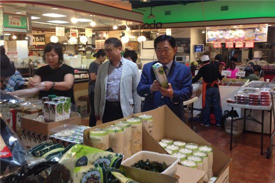 <조충훈 순천시장이 미국 캘리포니아의 시온마켓에서 순천산 농특산물 판촉활동을 펴고 있다.>