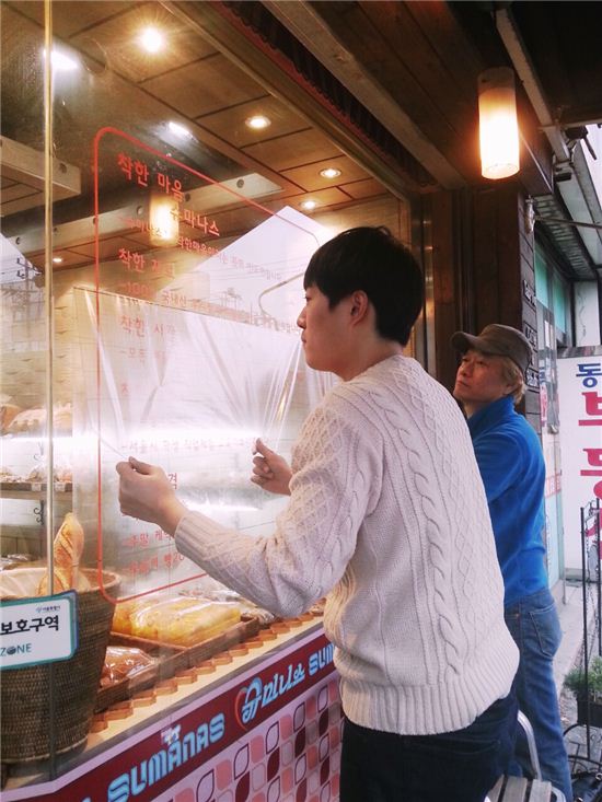 서울대생들이 신림동 빵집을 컨설팅하고 있다.
