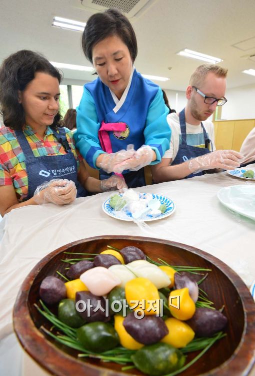 [포토]오색빛깔 송편 빚어요 