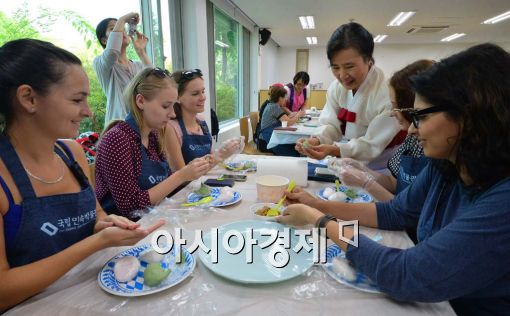 [포토]재밌는 송편 빚기 