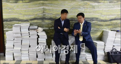 [포토]'산더미 국감자료, 다 보긴 하나?'