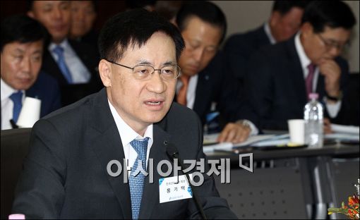 [포토]답변하는 홍기택 산업은행 회장