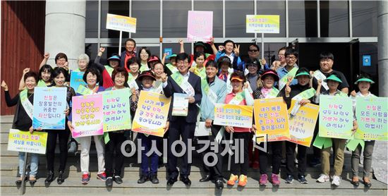 장흥군(군수 김성)은 21일 장흥읍 시가지와 토요시장 일대에서 ‘추석맞이 친절 캠페인’을 전개했다.
