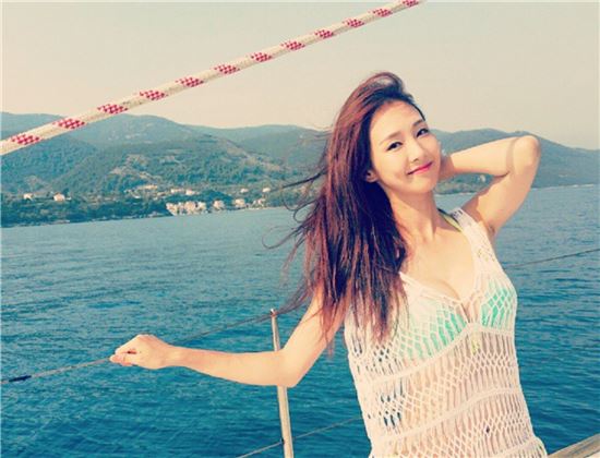 [포토] 오정연, 살짝 드러낸 가슴골 '의외의 볼륨감'