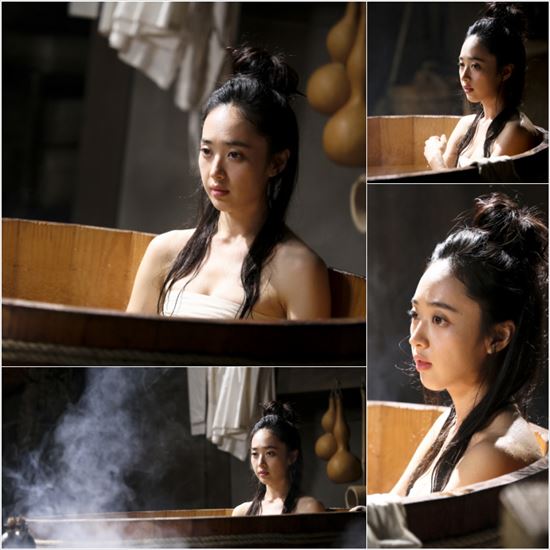 [포토] 김민정, 아찔한 목욕신 공개…'뽀얀 가슴라인'